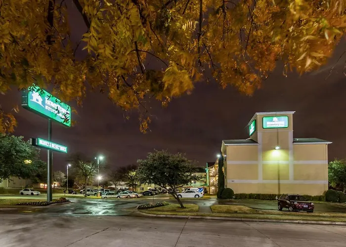 Hometowne Dallas - Worth Hotel